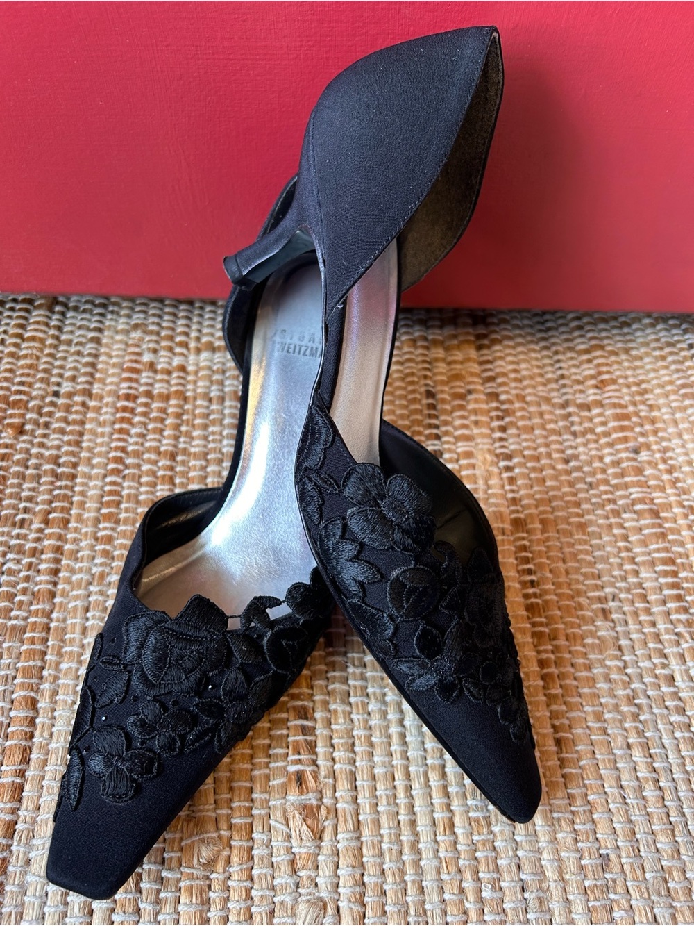 STUART WEITZMAN s8.5 W Floral Appliqué lace/satin Pointed D'Orsay kitten heels